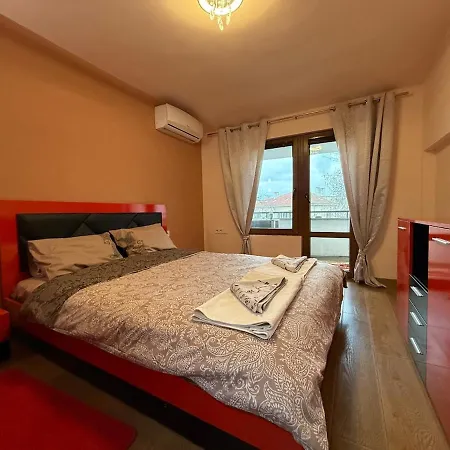 Two-bedroom In The Heart Of Burgas, Bogoridi Street Apartman Burgasz