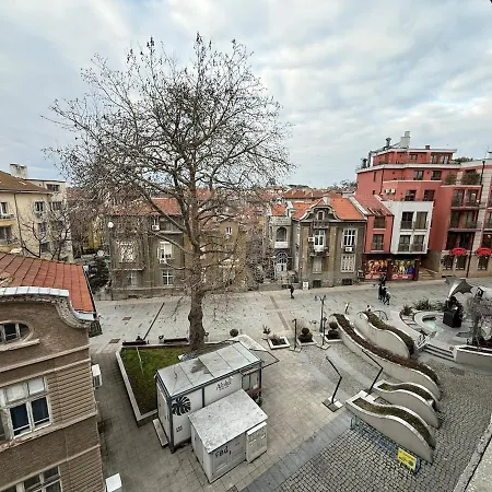Апартаменти Two-bedroom In The Heart Of Burgas, Bogoridi Street Бургас