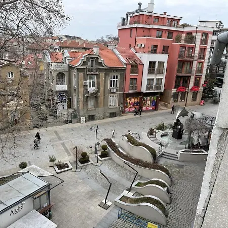 Апартаменти Two-bedroom In The Heart Of Burgas, Bogoridi Street Бургас